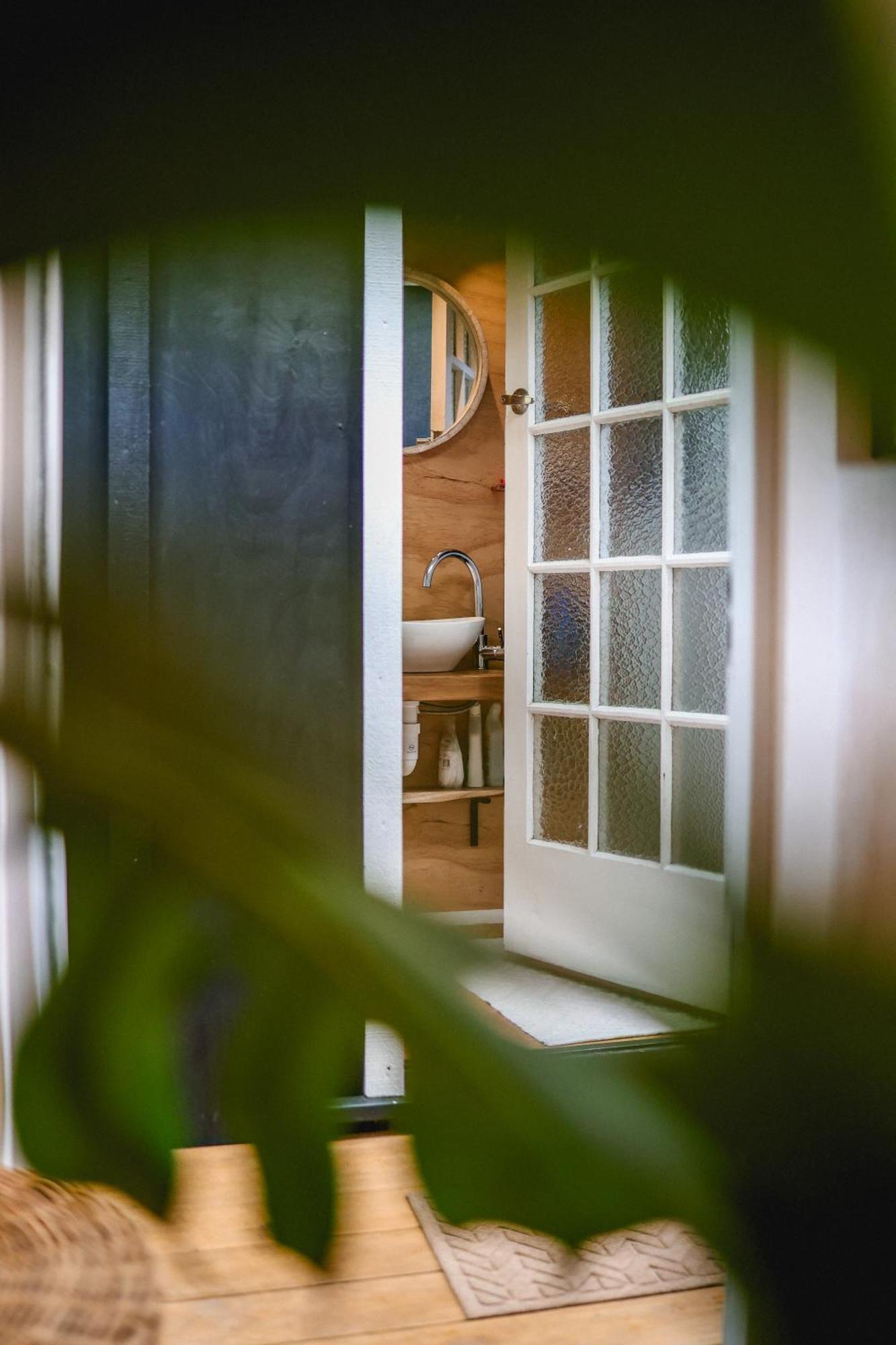 Kaitake Kabana - Unique, Off-Grid, Studio Retreat Oakura 外观 照片